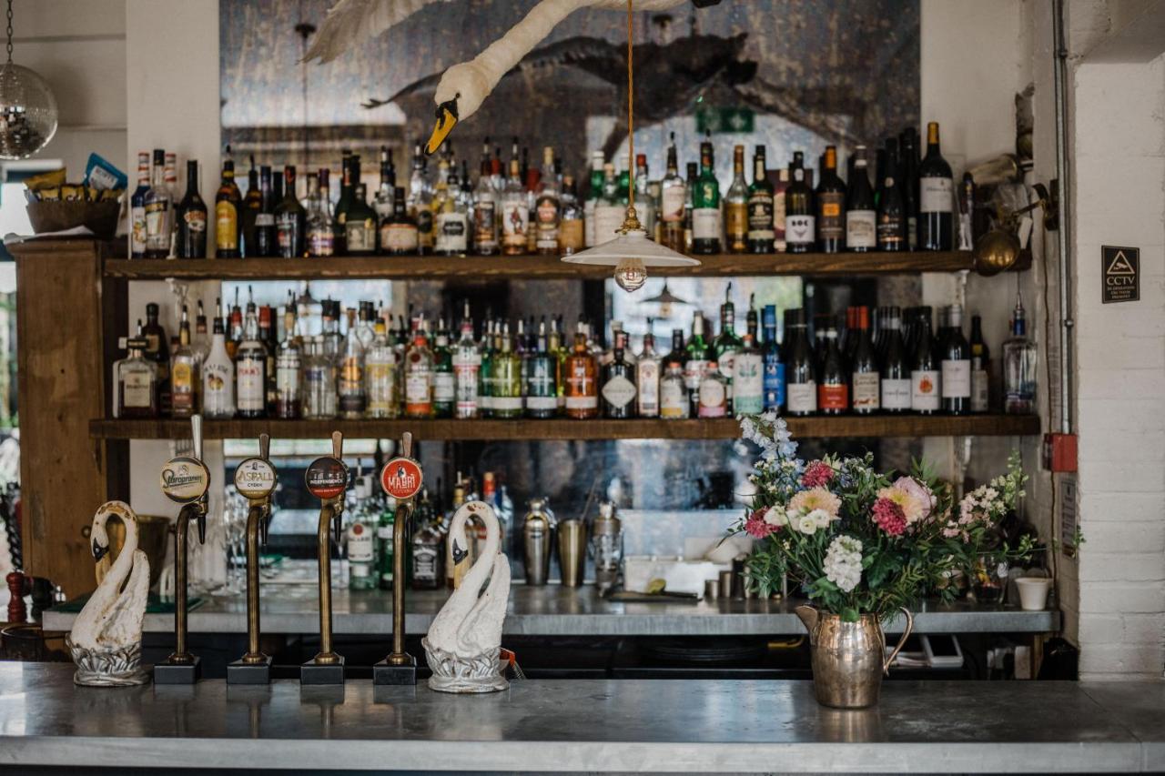 The Crooked Swan Hotel Крюкърн Екстериор снимка
